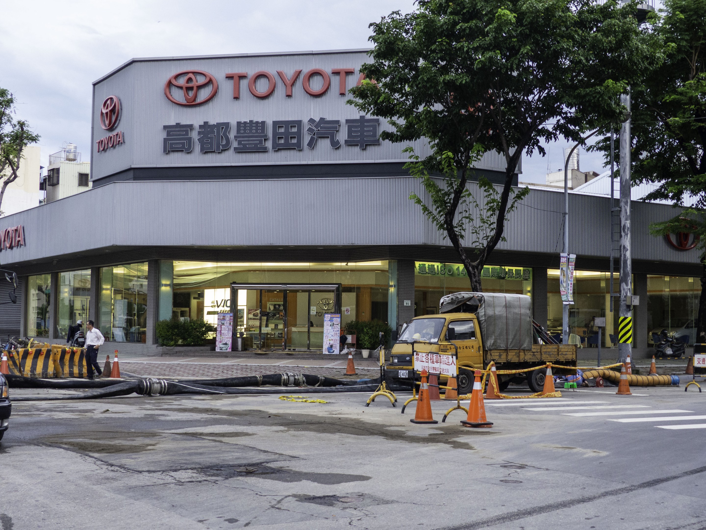 Leon Van der Merwe ist VP für die Kreislaufwirtschaft in Europa bei Toyota; JC Deville übernimmt als VP für die Supply Chain