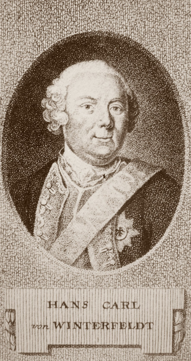 Schwarz-weiß-Porträt von Hans Carl von Winterfeldt mit ernster Miene und Text unten.