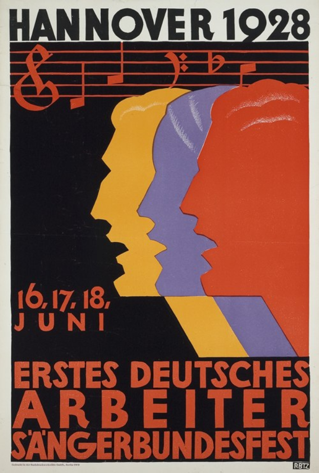 Ein Vintage-Plakat für das Hannover 1928 Erste Deutsche Arbeiter Sängertreffen, das drei Personen in der Mitte und Text über das Ereignis zeigt.