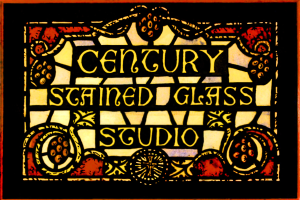 Ein Plakat mit 'Jahrhundert-Glasmalerei-Atelier' in fetter schwarzer moderner Schrift vor einem weißen Hintergrund, umgeben von einem dekorativen Rahmen, mit einem nostalgischen Feeling und gedämpften Farben von Blauen, Grünen und Gelben.