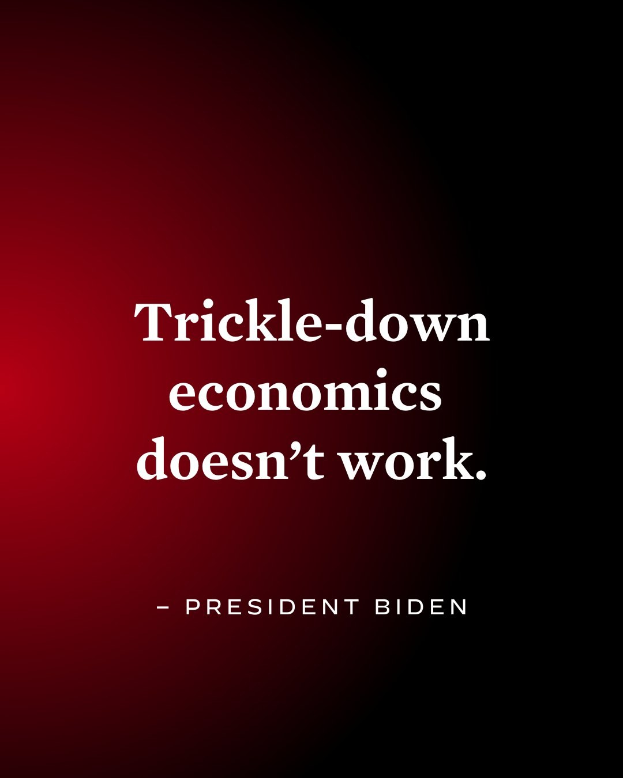 Plakat mit fetter schwarzer Schrift 'Trickle-Down Economics Works Not' auf weißem Hintergrund, umrahmt von einem schmalen schwarzen Rand, begleitet von einem Zitat des Präsidenten Biden.