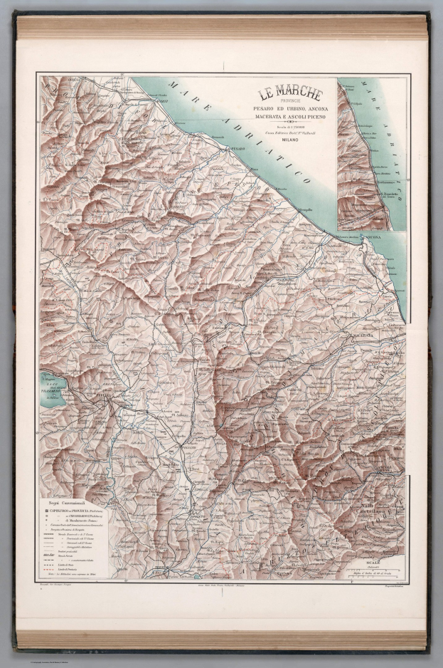 Detailreiche topografische Karte eines Gebirgszuges auf dem Einband eines alten Buches, das Geländemerkmale wie Flüsse, Berge und Täler mit beschrifteten Höhen und Konturen zeigt.