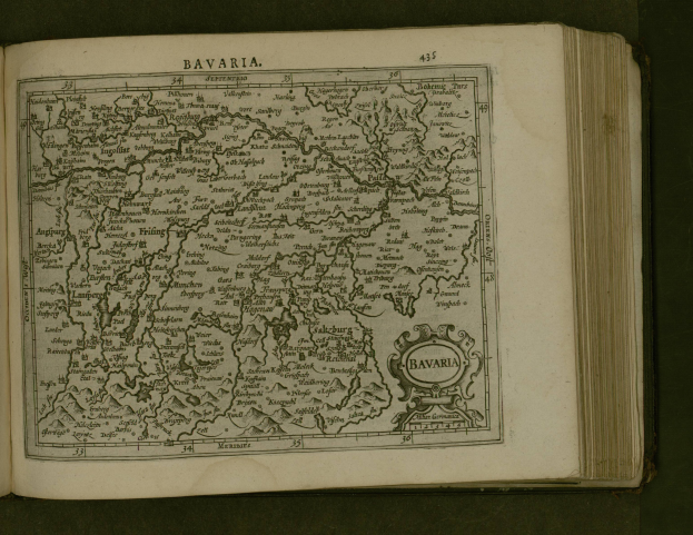 Offenes Buch mit detaillierter Karte von Bayern und umgebender Textbeschreibung der Region und ihrer Bewohner.