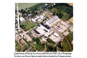 Eine Luftaufnahme eines Industriegebiets in Leipzig, Deutschland, mit Gebäuden, Bäumen, Straßen und dem Text "Leipzig Germany - Bell Europe" unten.