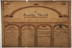 Ein altes Familienregister auf einem weißen Hintergrund, mit Text, der die Familiengeschichte beschreibt.