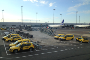 Teuerer Urlaub: Polizei schleppt am Memminger Airport ab