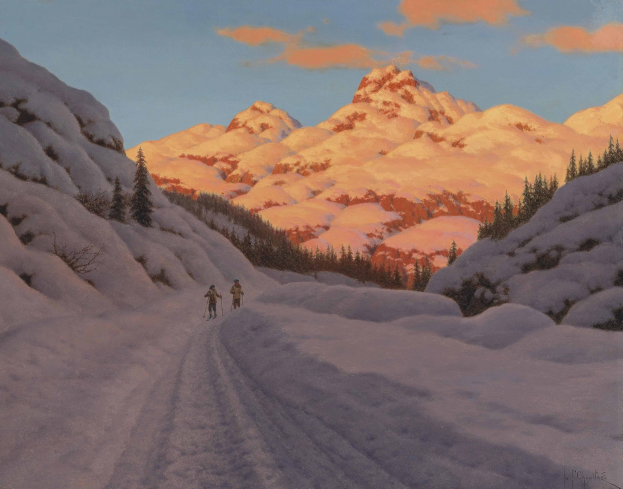 Zwei Personen Langlaufski fahren auf einer schneebedeckten Gebirgsstraße, die von schneebedeckten Bäumen und Hügeln gesäumt ist.