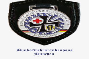 Ein schwarzes Lederabzeichen mit einem roten Kreuz und der Beschriftung "Bundeswehrkrankenhaus München" unten.