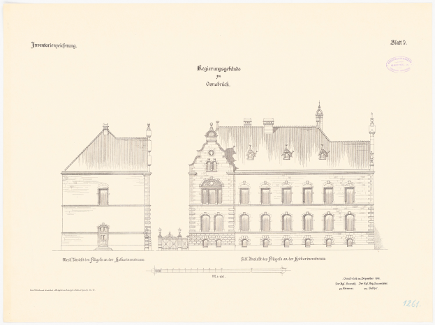 Eine Zeichnung eines mehrfenstrigen Gebäudes, wahrscheinlich ein Wohnhaus, mit handgeschriebener Text auf dem Papier.