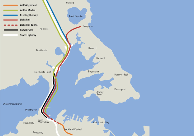 Eine detaillierte Stadtkarte mit einer roten Linie, die die vorgeschlagene Bahnroute markiert, einschließlich beschrifteter Haltestellen und umgebender Gebiete.