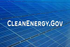 Ein blaues Solarpaneel mit dem weißen Text "Clean Energy Gov" in der Mitte, in einem Gittermuster angeordnet.