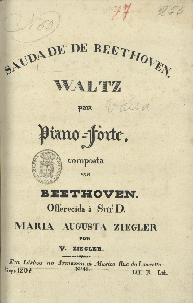 Ein altes Buch mit dem Titel "Waltz Piano-Forte, Composition for Beethoven" liegt aufgeschlagen da, wobei eine Seite mit schwarzem Text zu sehen ist.