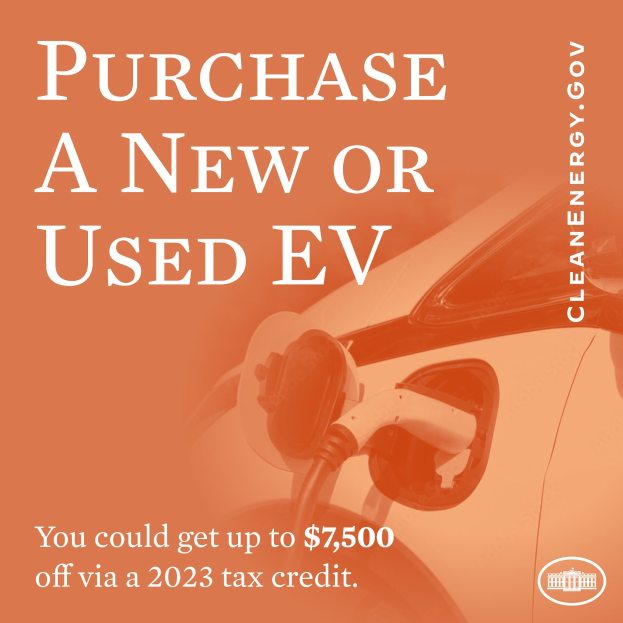Plakat, das einen Steuerbonus von bis zu 7.500 USD für den Kauf eines neuen oder gebrauchten Elektrofahrzeugs (EV) im Jahr 2023 bewirbt, mit einem Bild eines Autos.
