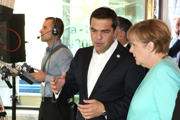 Bundeskanzlerin Angela Merkel und Joachim Gauck vor einer Glaswand mit Vorhang, in Mikrofone sprechend.