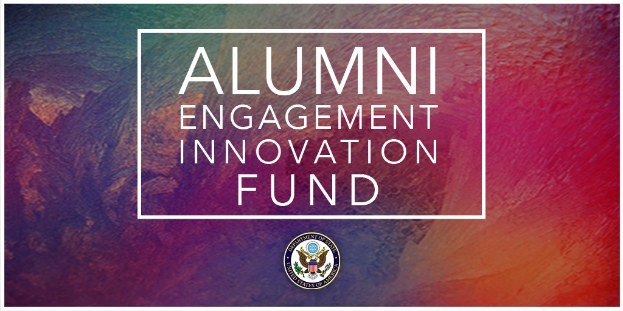 Buntes Hintergrundbild mit dem 'Alumni Engagement Innovation Fund'-Logo in der Mitte und umgeben von dessen Text.