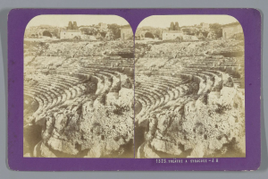 Schwarze und weiße stereoskopische Ansichten eines antiken Amphitheaters in Syrakus, die steinerne Sitzreihen, umgebende Gebäude, Bäume und Himmel zeigen, mit schwachem Text im Rahmen sichtbar.