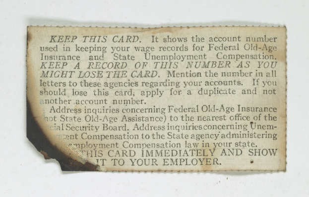 Ein Blatt Papier mit Text, auf dem steht, den Karton zu behalten, da er die Kontonummer zeigt, die für die Lohnunterlagen der Bundesaltenversicherung und der Arbeitslosenversicherung verwendet wird.