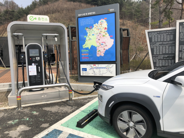 Elektroauto-Ladestation in Seoul, Südkorea, mit Bäumen und Himmel im Hintergrund