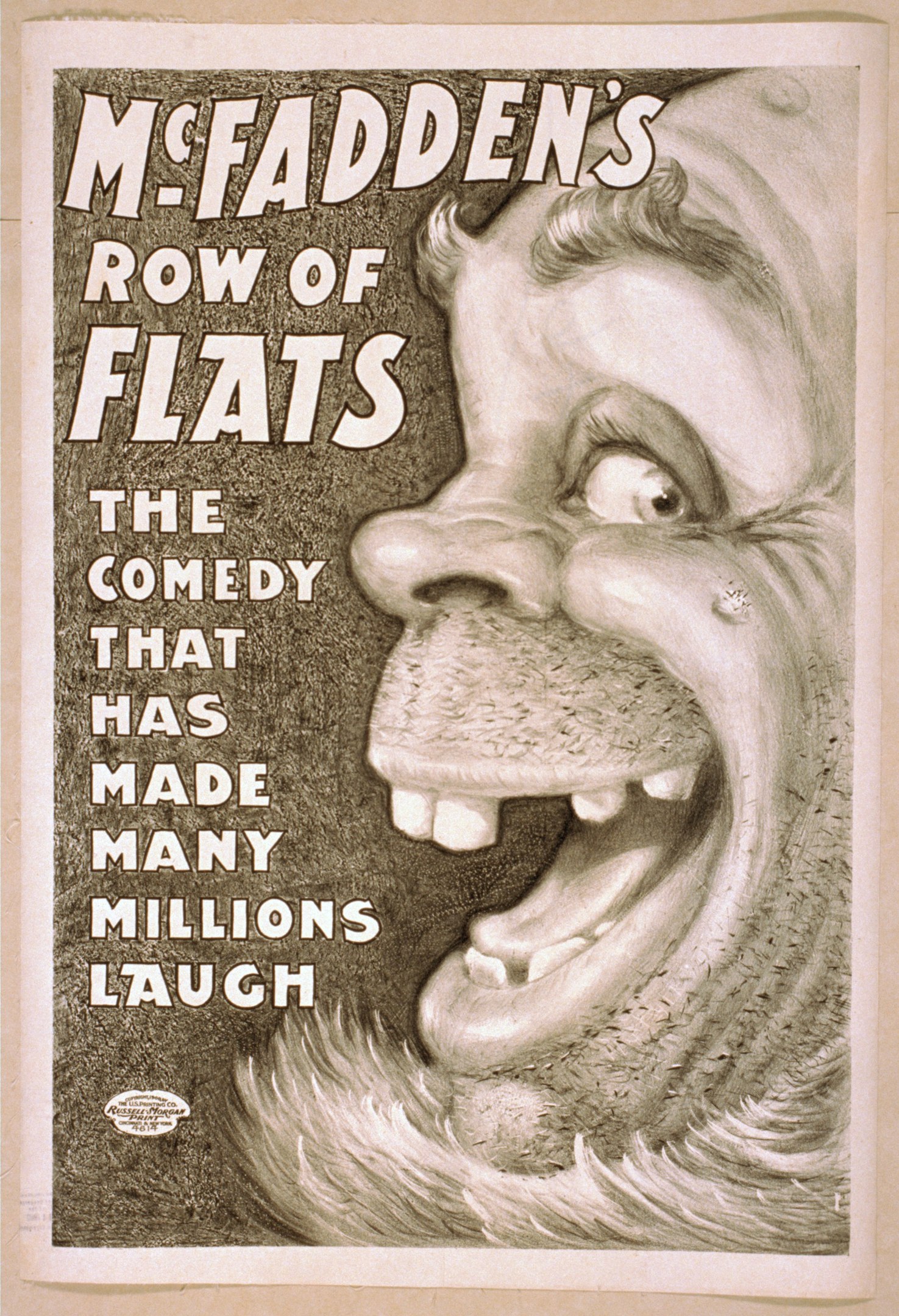 Plakat eines lachenden Menschen mit wilden Haaren, breitem Grinsen und weit aufgerissenen Augen vor einem hellgelben Hintergrund, mit dem Text "McFadden's Row of Flats: The Comedy That Has Made Many Millions Laugh."
