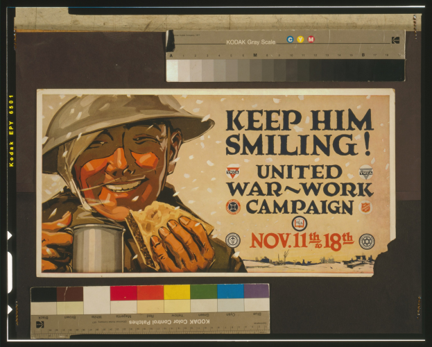 Eine Person in militärischer Uniform hält eine Tasse mit entschlossener Miene, umgeben von Text, der "Keep Him Smiling - United War-Work Campaign" lautet, vor einem schwarzen Hintergrund.