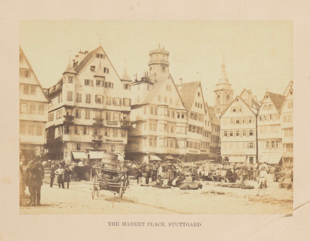 Schwarz-weiß-Foto eines belebten Marktplatzes in Stuttgart, Deutschland, mit Gebäuden, Menschen, Karren und verstreuten Gegenständen; Text ist unten sichtbar.