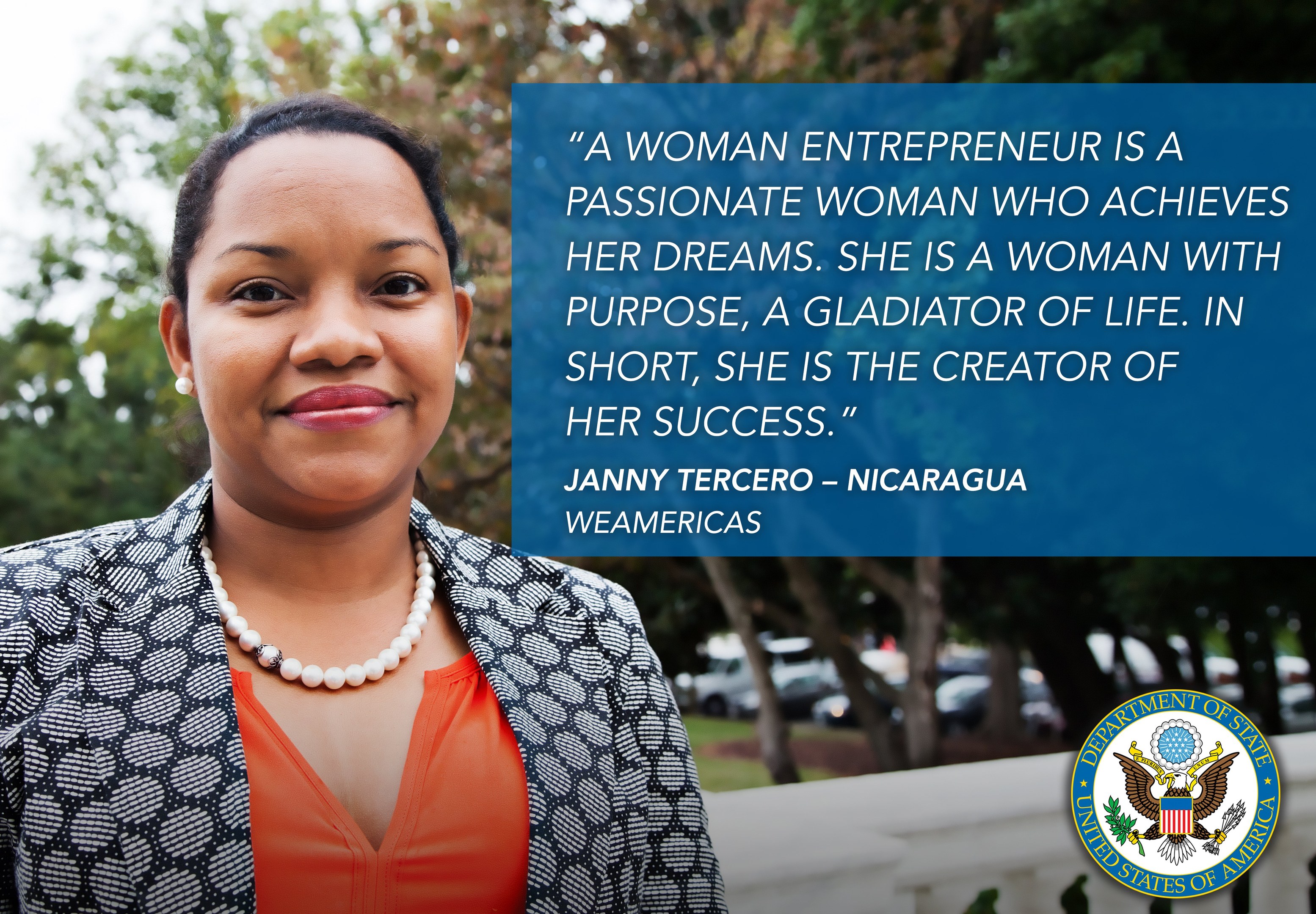 Eine Unternehmerin in einem schwarzen und weißen Jackett und einem orangen Kleid steht vor einer Kulisse aus Bäumen, Fahrzeugen und Himmel, mit einem Logo und Text auf der rechten Seite.