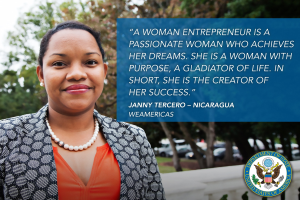 Eine Unternehmerin in einem schwarzen und weißen Jackett und einem orangen Kleid steht vor einer Kulisse aus Bäumen, Fahrzeugen und Himmel, mit einem Logo und Text auf der rechten Seite.