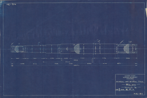 Ein blaues Papier mit einer detaillierten Zeichnung eines Raketentriebwerks, Flügel und Heck sowie einigen Text.