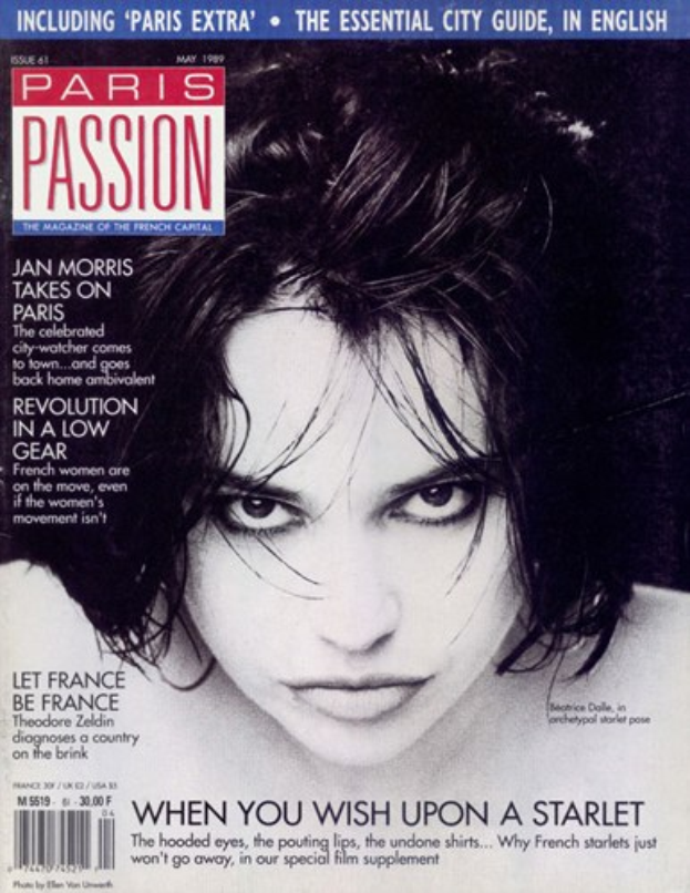 Plakat einer Frau auf dem Cover von Paris Passion Magazine in einem weißen Kleid mit tiefem Ausschnitt, mit einem sleek Bob, geschlossenen Augen und leicht geöffneten Lippen, vor einem starken schwarzen "Paris Passion"-Text.