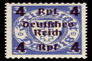 Ein blau-weißer Stempel mit den Worten "Deutsches Reich" darauf vor einem schwarzen Hintergrund.