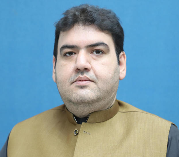 Ein Mann in brauner Weste und schwarzem Hemd steht vor einem blauen Hintergrund und sieht besorgt, traurig und hoffnungslos aus, wahrscheinlich wegen einer lebenslangen Haftstrafe.