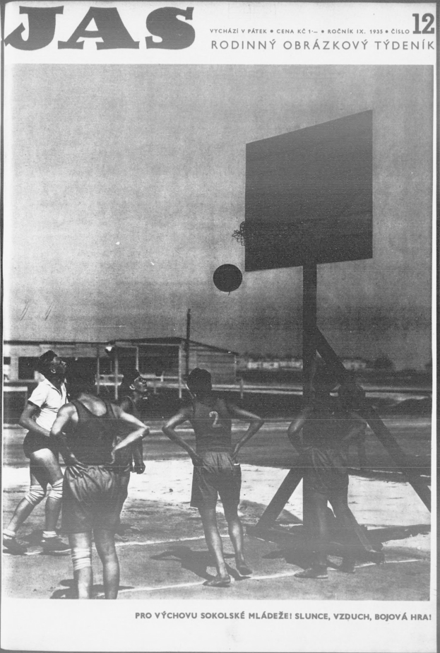 Ein Schwarz-Weiß-Foto einer Gruppe von Menschen, die Basketball auf einem Platz spielen, mit einem Basketballkorb im Hintergrund und einem Gebäude in der Ferne. Oben und unten auf dem Bild steht der Text "Jas Magazine, Vol 12, No 12, 1955".