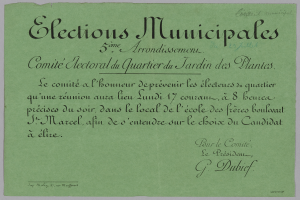 Ein grünes Papier mit der Aufschrift "Elections municipales" vor einem weißen Hintergrund.