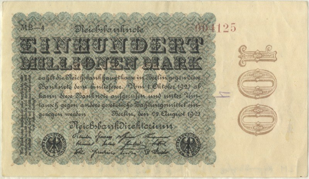 Deutsche 1923-Banknote mit "Einhundert Millionen Mark" darauf.