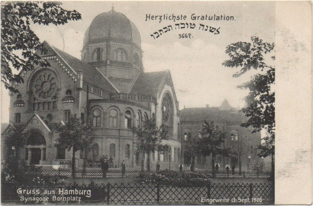 Altes Schwarz-Weiß-Foto einer Synagoge in Hamburg, Deutschland, umgeben von Bäumen, Pflanzen und einem Zaun mit ein paar Menschen davor.