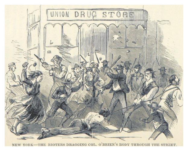 Eine handgezeichnete Papierabbildung einer Gruppe von Menschen, einige bewaffnet, vor einem Gebäude mit Text, betitelt "New York - Die Aufständischen schleifen Col. O'Briens Leiche durch die Straße" unten.