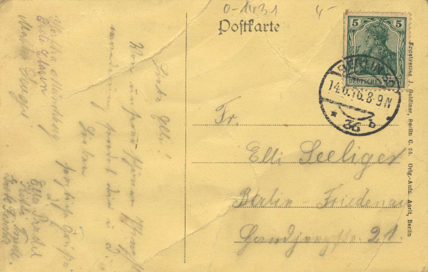 Briefumschlag mit einer Briefmarke mit einem Frauenporträt, an "Berlin-Friederwehr, Berlin, Deutschland" adressiert.
