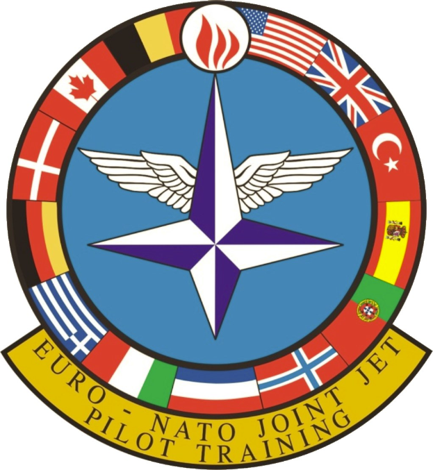 Logo der NATO Joint Jet Pilot Training mit einem blauen Kreis mit einem weißen Stern, umgeben von vier farbigen Flaggen, und der Beschriftung 'NATO Joint Jet' in Weiß.
