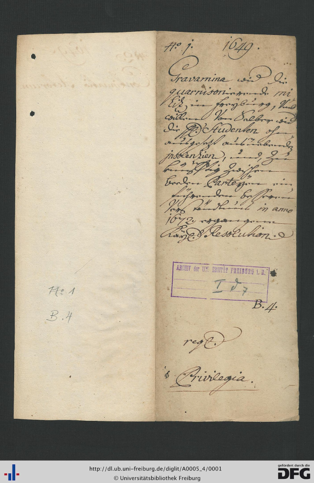 Offenes Buch mit handgeschriebenem Text auf altem Papier, Wasserzeichen unten sichtbar, wahrscheinlich ein Dokument der Bundesrepublik Deutschland.