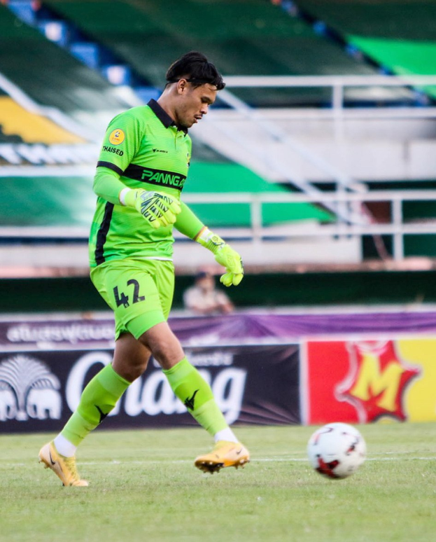 Ein Torwart in grüner Uniform tritt einen Fußball auf einem Rasenfeld während eines Spiels zwischen Chivas USA und Mexico City in der Copa Libertadores, wie es durch Schilder mit der Aufschrift 'Chivas USA vs Mexico City, 3-1, Copa Libertadores' angezeigt wird.