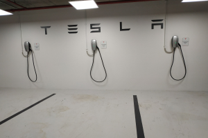 Aktie von Tesla steigt vor Quartalsbilanz trotz Herausforderungen