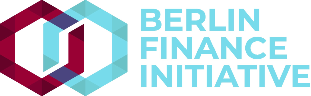 Logo der Berlin Finance Initiative mit einem blauen Kreis mit weißer Umrandung und einem weißen "B" in der Mitte, umgeben von einem weißen Ring mit blau-weißem Schachbrettmuster, alles auf einem weißen Hintergrund mit der schwarzen Schrift "Berlin Finance Initiative".
