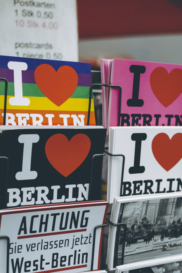 Ein Displayständer Mit Bücher Und Postern, Die Den Text 'Ich Liebe Berlin' Tragen, Vor Einem Sanft Verwischten Hintergrund.