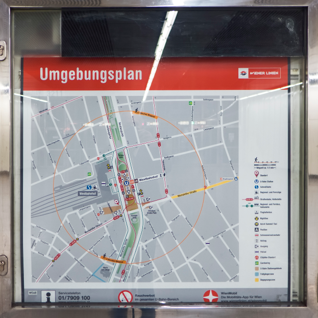 Ein detaillierter Routenplan der U-Bahn von München auf einer Glasplatte.
