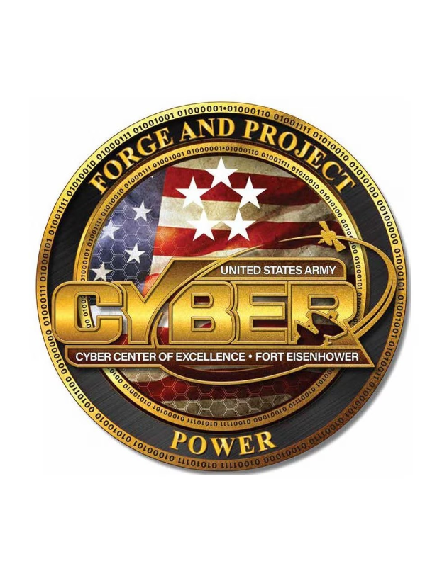Logo der United States Army Cyber Center of Excellence, Fort Eisenhower, mit einem blauen Kreis mit einem weißen Stern, einem weißen Rand und der Schrift 'Forge and Project Cyber Power' in fetter schwarzer Schrift.