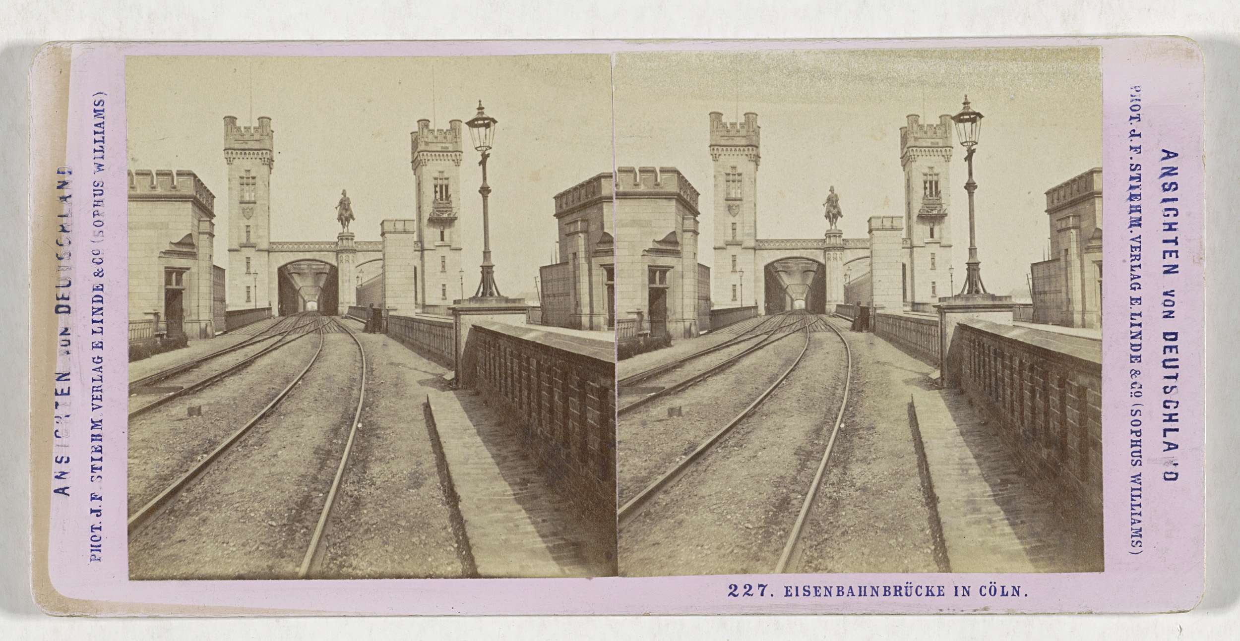 Schwarzes und weißes stereoskopisches Foto einer Eisenbahnbrücke in Köln, Deutschland, mit Eisenbahnschienen, Wänden, Pfählen, Statuen, Himmel und Text.