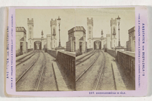 Schwarzes und weißes stereoskopisches Foto einer Eisenbahnbrücke in Köln, Deutschland, mit Eisenbahnschienen, Wänden, Pfählen, Statuen, Himmel und Text.