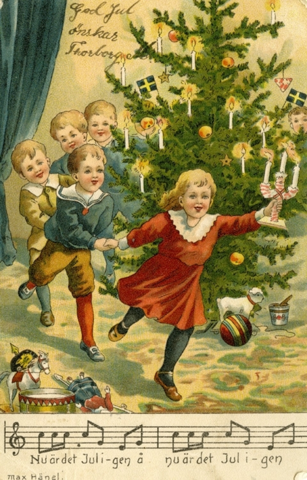 Eine alte Weihnachtskarte, die Kinder zeigt, die um einen geschmückten Baum mit Kerzen, Kugeln und anderen Schmuckstücken spielen, mit einem Vorhang im Hintergrund und Text unten.