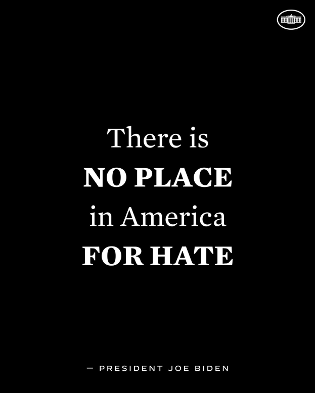 Ein schwarzer Hintergrund mit fetter weißer Schrift, die den Satz "Es gibt in Amerika keinen Platz für Hass" zeigt - ein Zitat von Präsident Joe Biden.