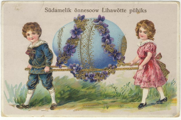 Zwei Kinder, ein Junge und ein Mädchen, stehen nebeneinander und halten Ostereier in den Händen, mit grünem Gras und einem blauen Himmel im Hintergrund und Text auf der Karte.